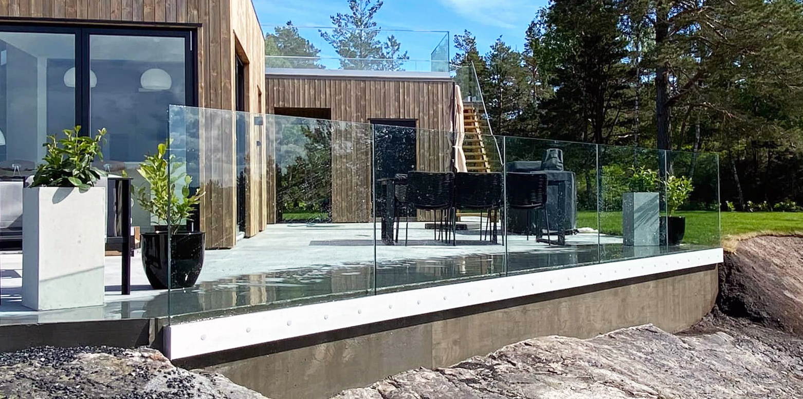 Stolpefritt View-rekkverk på terrasse ved moderne trehus